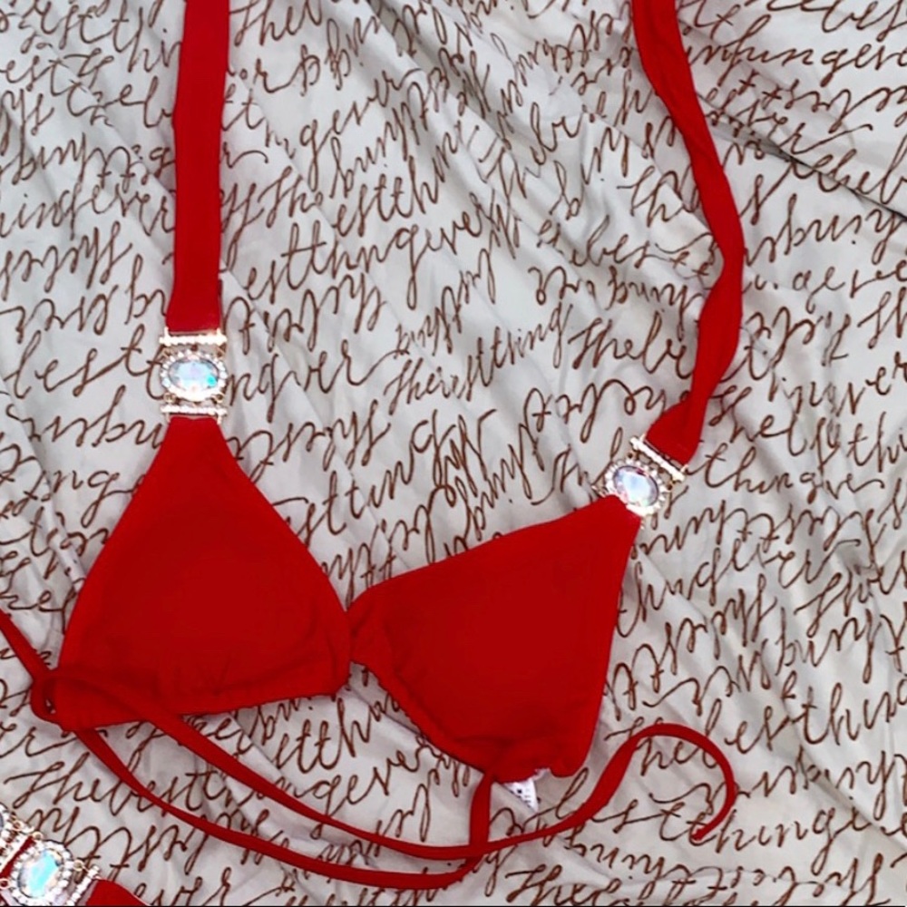 Red bikini - Picture 2 of 3